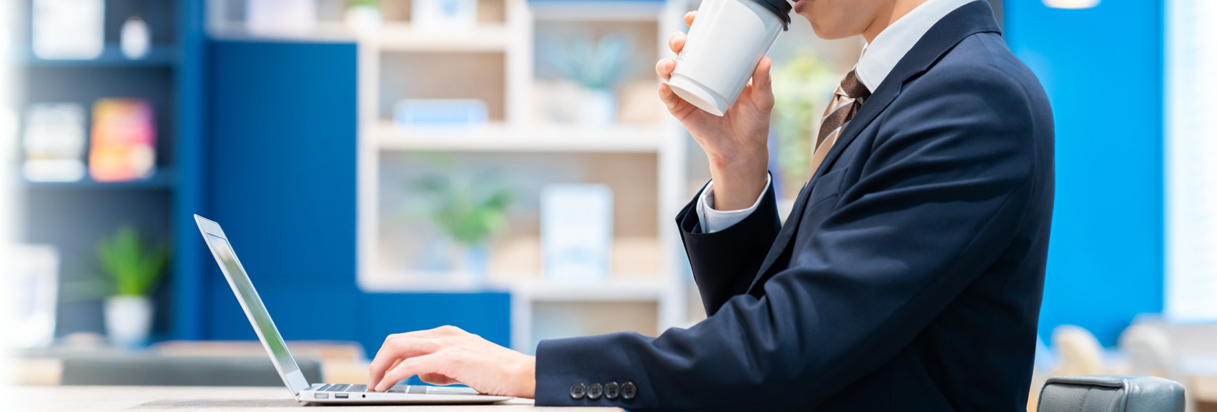 ITの知識がない会社員・スタッフでもドリンク片手にリラックスしながらホームページの更新をしている姿
